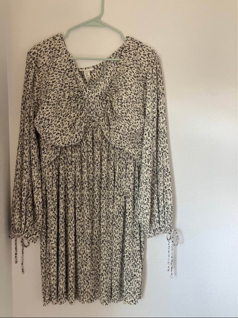 H&M Printed Long-Sleeve Pleated Mini Dress in Cream and Black (XL)